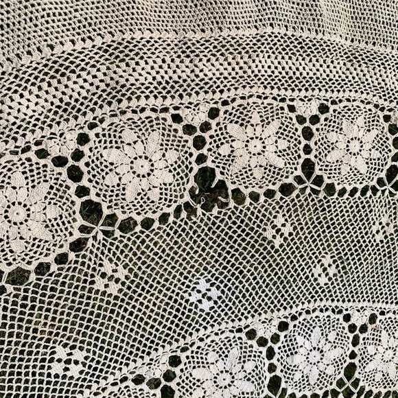 COPY - Crochet tablecloth - Picture 6 of 7